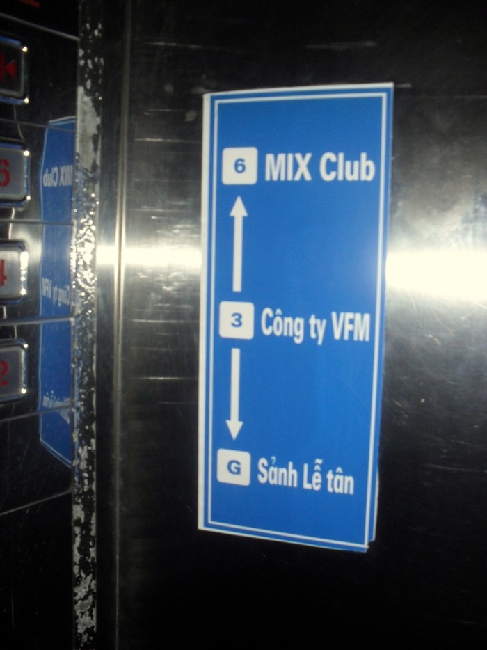 Bản hướng dẫn dán trong cầu thang máy, bằng chứng không thể chối cãi về sự tồn tại của sàn nhảy MIX Club.